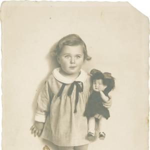 Foto von Marianne Seligmann mit Puppe im Arm im Alter von zwei Jahre alt, 1926